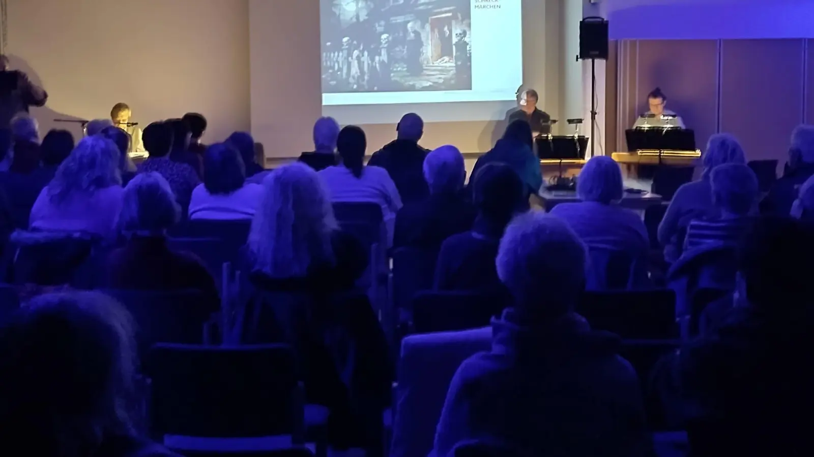 Bei düsterem Licht und Nebenlschwaden kam die passende Stimmung zu den vorgetragenen Sagen auf. (Bild: Andreas Ringholz)