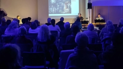 Bei düsterem Licht und Nebenlschwaden kam die passende Stimmung zu den vorgetragenen Sagen auf. (Bild: Andreas Ringholz)