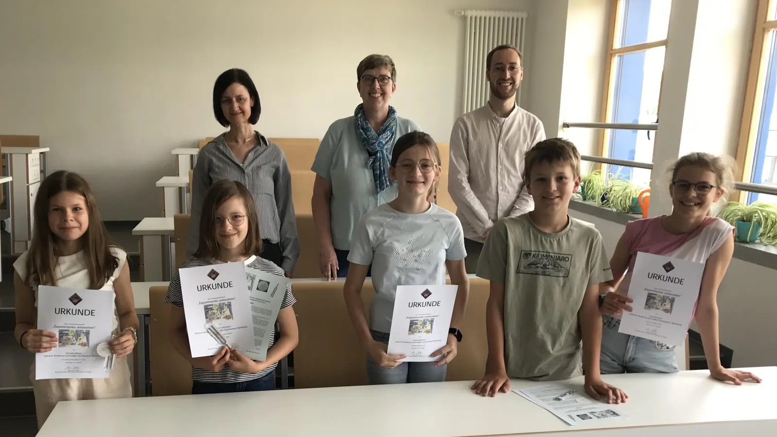 Das Foto zeigt neben den Preisträgerinnen und Preisträgern auch die Schulleiterin Dr. Anja Wiesner und die betreuenden Lehrkräfte Iris Hösl und Lukas Weitl. (Bild: Michael Sontheim)