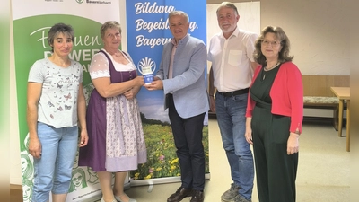 50-jähriges Jubiläum beim BBV Bildungswerk. Irmgard Zintl überreichte Landrat Grillmeier eine Jubiläumstasse. Im Bild von links: stellv. Kreisbäuerin Renate Preiß, Kreisbäuerin Irmgard Zintl, Landrat Roland Grillmeier, Geschäftsführer Ulrich Härtl, Bildungswerk-Geschäftsführerin Susanne Schreiner-Janning. (Bild: Ulrich Härtl)