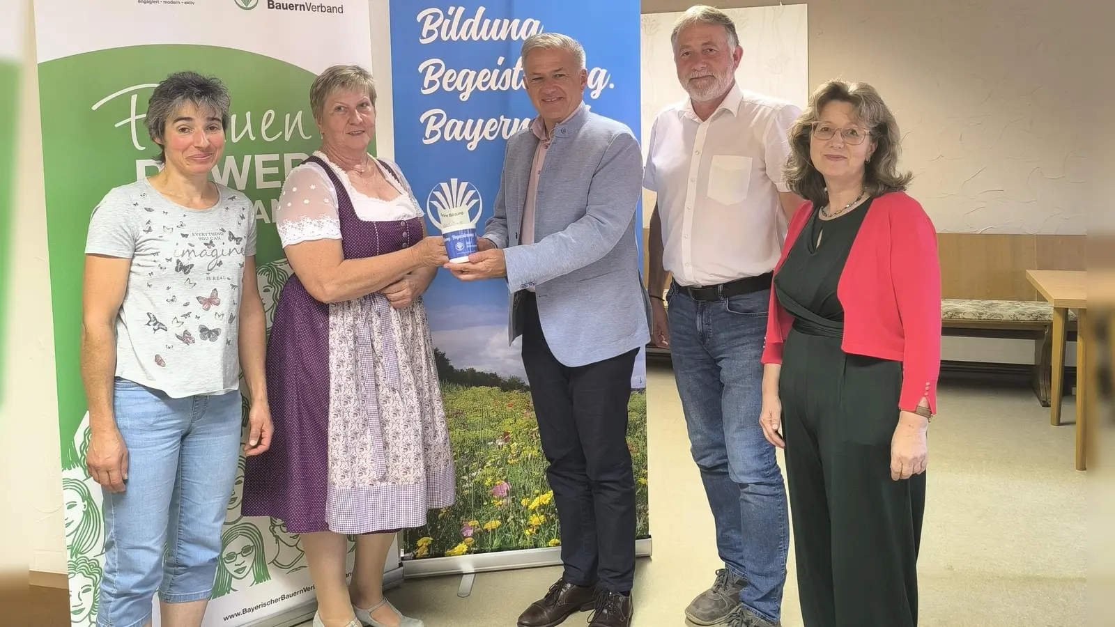 50-jähriges Jubiläum beim BBV Bildungswerk. Irmgard Zintl überreichte Landrat Grillmeier eine Jubiläumstasse. Im Bild von links: stellv. Kreisbäuerin Renate Preiß, Kreisbäuerin Irmgard Zintl, Landrat Roland Grillmeier, Geschäftsführer Ulrich Härtl, Bildungswerk-Geschäftsführerin Susanne Schreiner-Janning. (Bild: Ulrich Härtl)