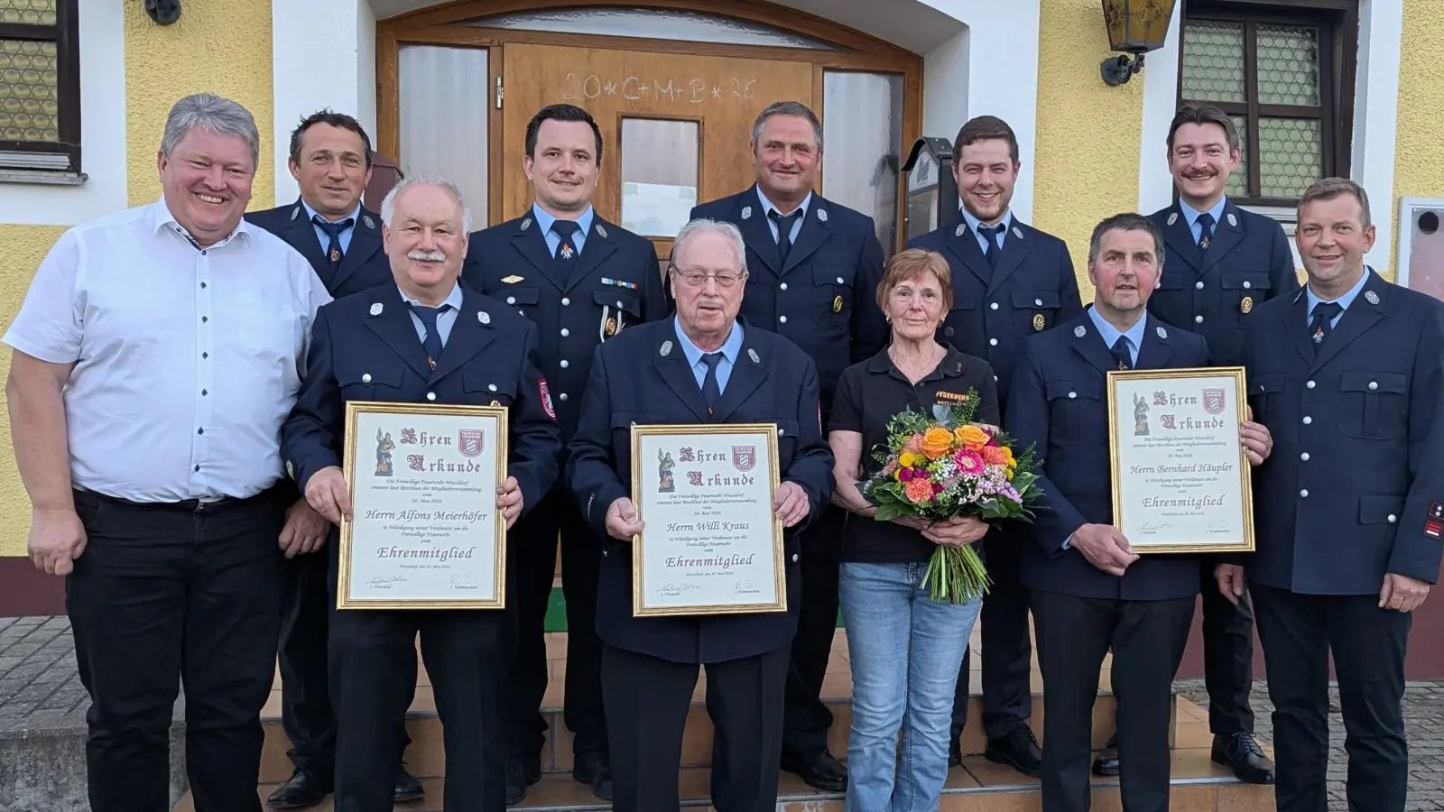 1. Reihe von Links: 1. Bürgermeister Bernhard Schmidt, Alfons Meierhöfer, Willi Kraus, Annemarie Kraus, Bernhard Häupler, 1. Vorstand Leo Fütterer 2. Reihe von Links: 1. Kommandant Rudi Schinner, 2. Kommandant Manuel Köllner, Kassier Stefan Stock, 2. Vorstand Tobias Rebl, Schriftführer Tobias Meierhöfer (Bild: Tobias Meierhöfer)