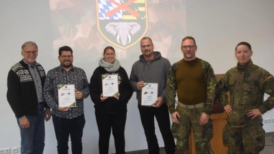 Siegerehrung. Bürgermeister Josef Hammer gratuliert Christoph Hammer, Patrizia Heuberger und Thomas Kick zusammen mit Major Marcus Ressel und Hauptmann Tobias Reiff (von links). (Bild: Ernst Frischholz)
