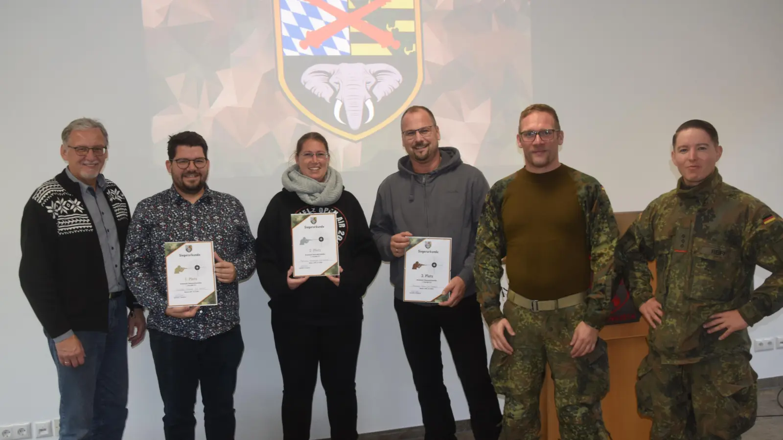 Siegerehrung. Bürgermeister Josef Hammer gratuliert Christoph Hammer, Patrizia Heuberger und Thomas Kick zusammen mit Major Marcus Ressel und Hauptmann Tobias Reiff (von links). (Bild: Ernst Frischholz)