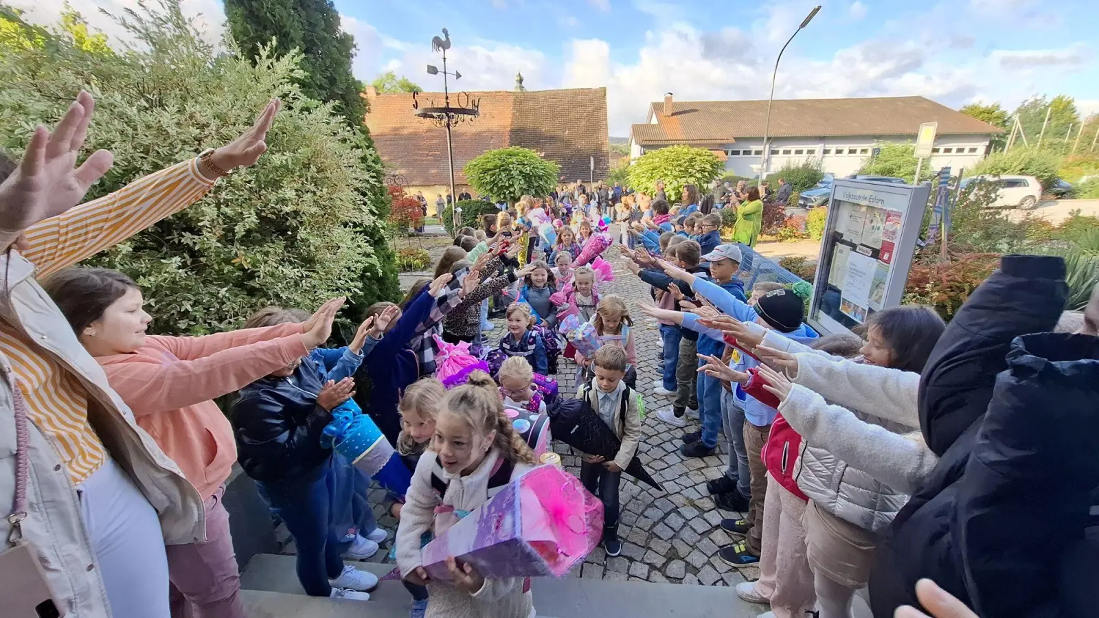 Die Mädels und Jungs der 2 bis 4 Klasse empfingen die Erstklässler im Spalier mit Gesang. (Bild: Karl Ziegler)