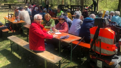 Viele Gäste genossen im Waldforum knusprige Schnitzel mit Salaten, danach noch Kaffee und Kuchen. (Bild: Eva Seifried)