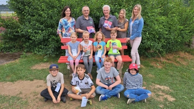 Schulleiterin Birgit Enders, OWV-Vorsitzender Josef Enslein, OWV-Gerätewart Richard Schwabl, Elternbeiratsvorsitzende Kathrin Kleber und Nathalie Kaldun (stehend von links), Schulkinder (sitzend). (Bild: Raphaela Götz)