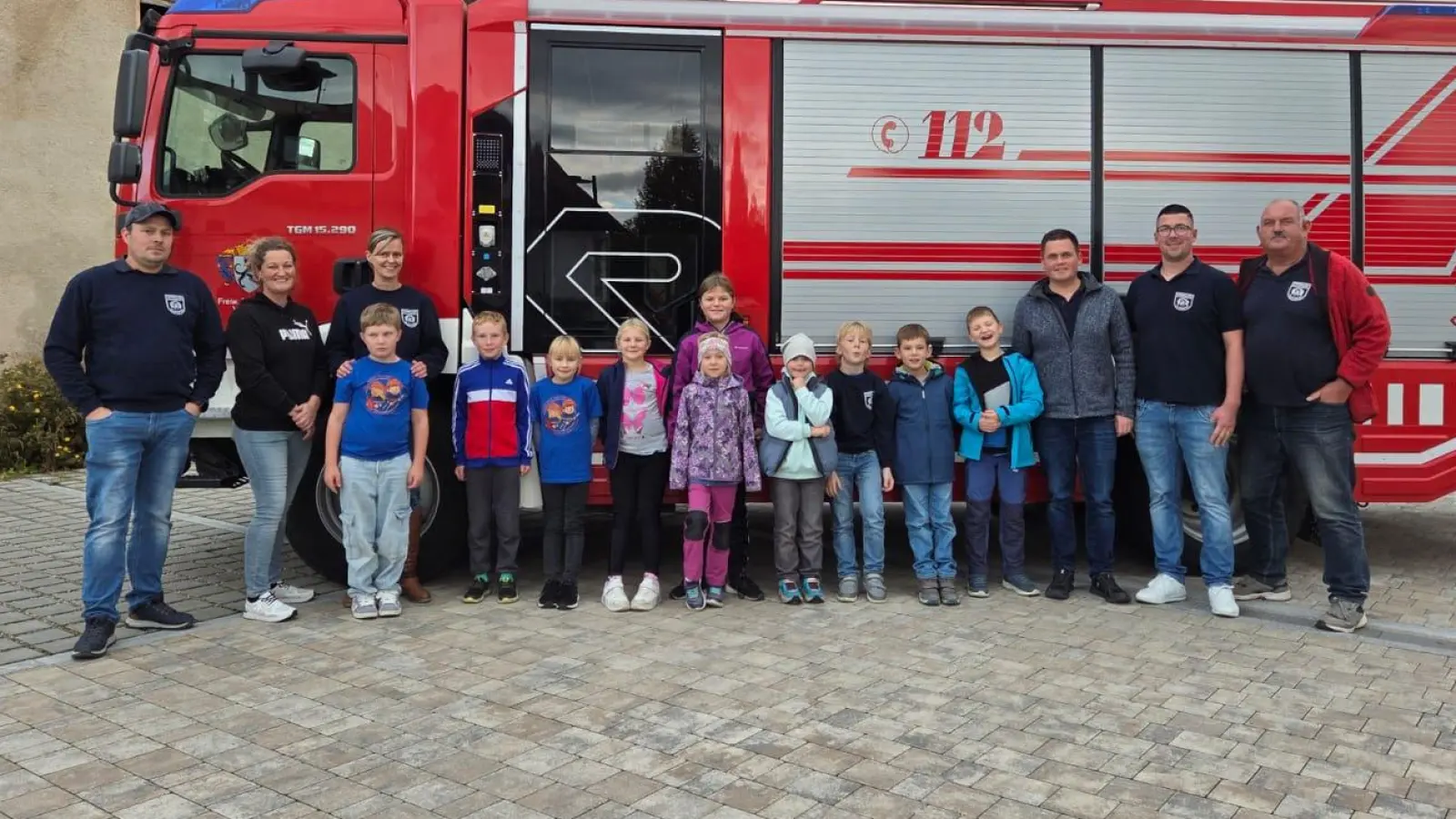 von links: Ronald Weiß, Katrin Frankerl, Susanne Rieger,<br>von rechts: 2.Vorstand Anton Meier, 1.Vorstand Christoph Hirzinger, 1.Kommandant Thomas Appel (Bild: Christoph Hirzinger)