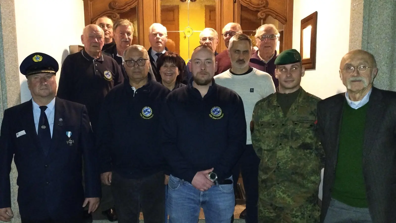 Das neue Vorstandsteam der Krieger- und Soldatenkameradschaft Oberviechtach mit Dritten Bürgermeister Günter Gilch (rechts) und BKV-Kreisvorsitzenden Peter Breitschafter (links) sowie Hauptmann Graneis von der Patenkompanie. (Bild: Josef Hauer)