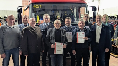 Das Bild zeigt die die drei Bürgermeister der Gemeinde zusammen mit den Vorständen, den Kommandanten und den für ihre Vereinstreue geehrten Mitglieder der Freiwilligen Feuerwehr Pittersberg. (Bild: Christoph Kiefhaber)