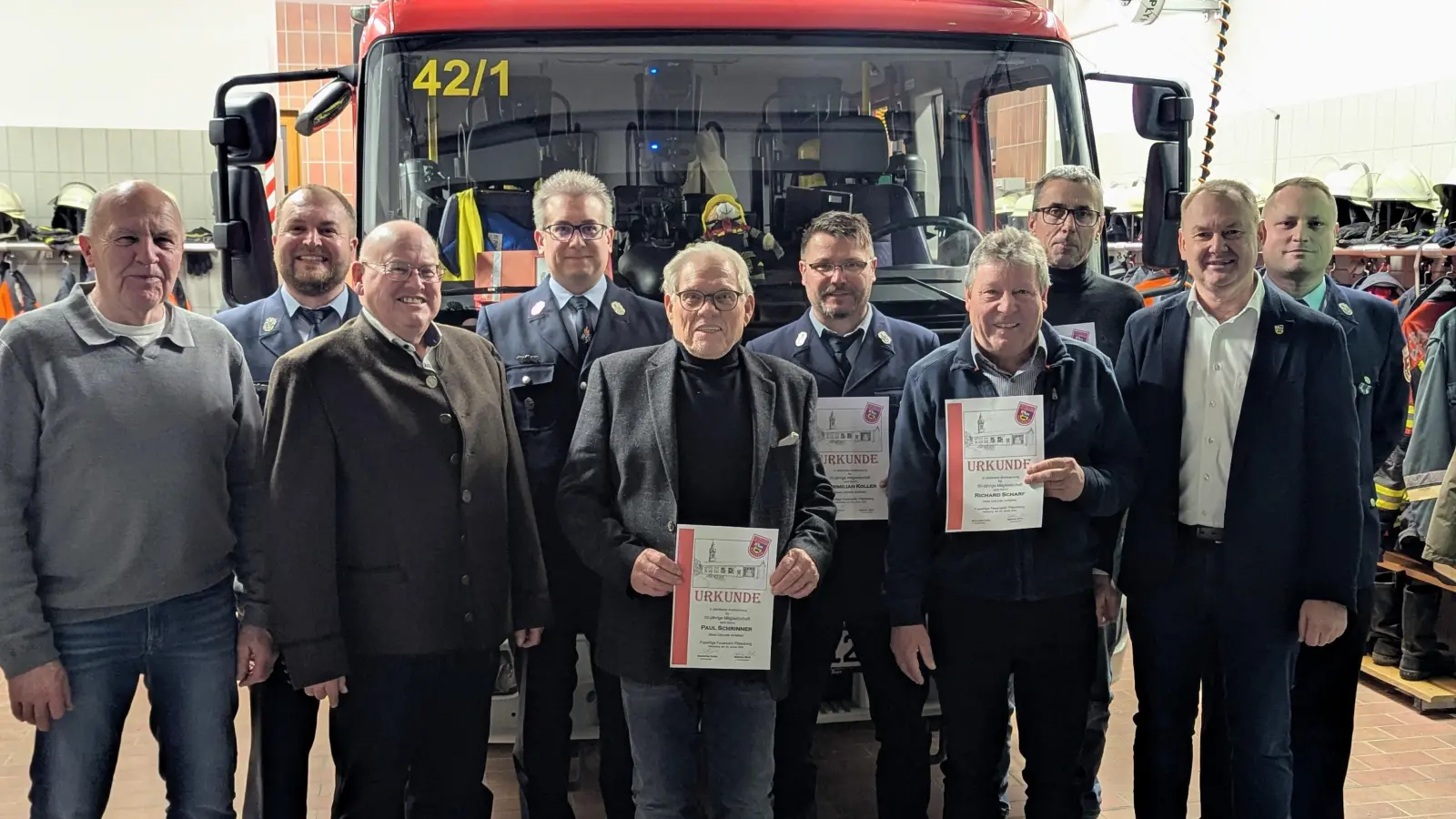 Das Bild zeigt die die drei Bürgermeister der Gemeinde zusammen mit den Vorständen, den Kommandanten und den für ihre Vereinstreue geehrten Mitglieder der Freiwilligen Feuerwehr Pittersberg. (Bild: Christoph Kiefhaber)