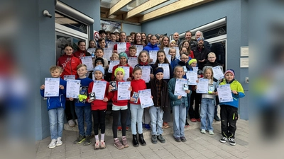 Zum Ende der Langlaufsaison trafen sich noch mal alle Sieger und Platzierten der Meister Nordic Cup Rennserie zur Gesamtsiegerehrung in Hirschau (Bild: Christian Lingl)