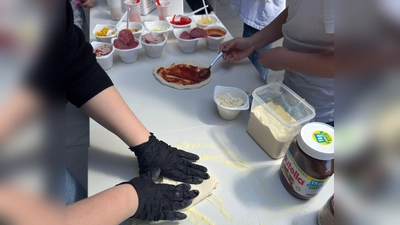 Die eigenen Pizzakreationen selbst zuzubereiten bereite den Fünftklässlern große Freude. (Bild: Anja Busch)