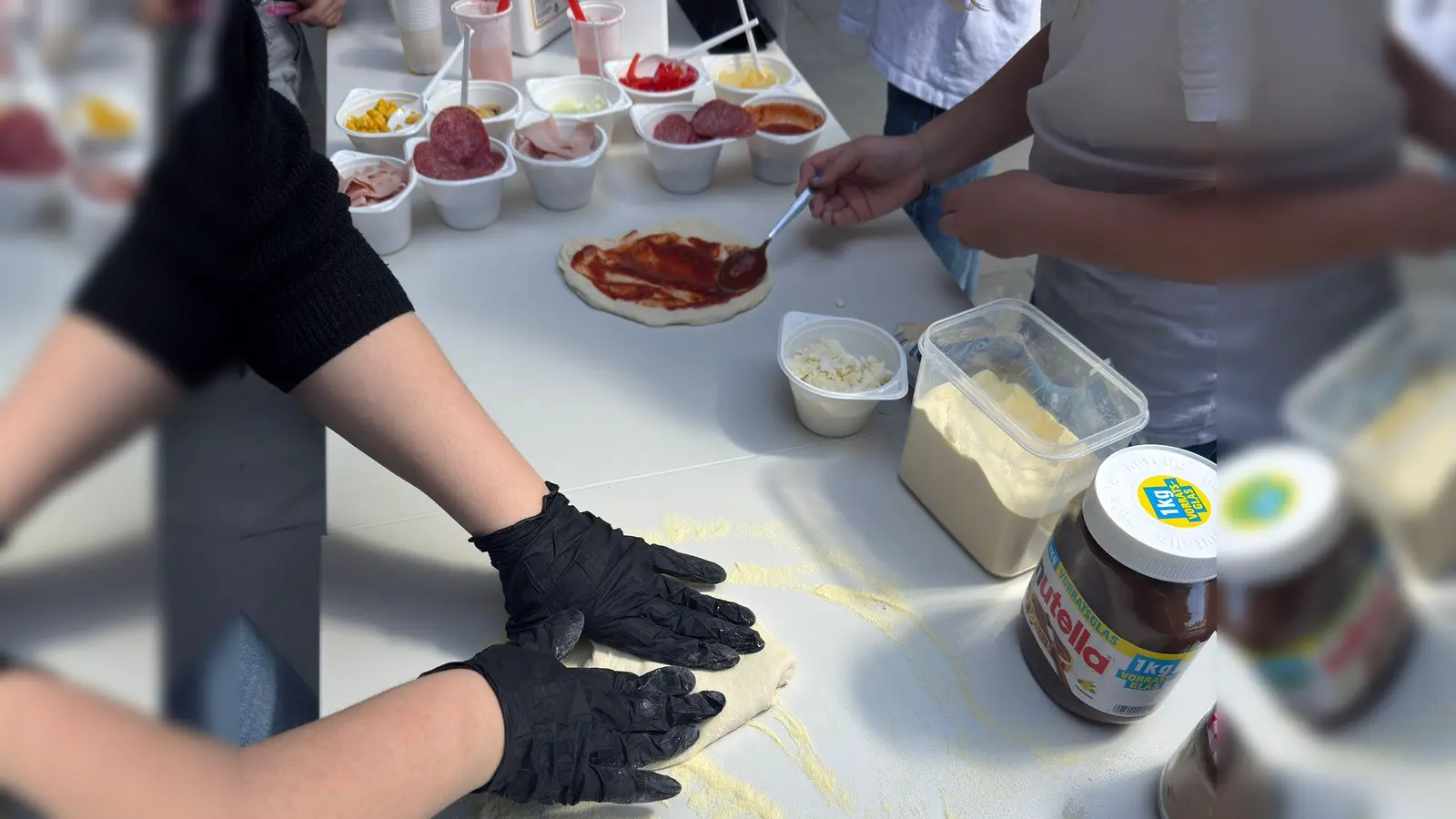 Die eigenen Pizzakreationen selbst zuzubereiten bereite den Fünftklässlern große Freude. (Bild: Anja Busch)