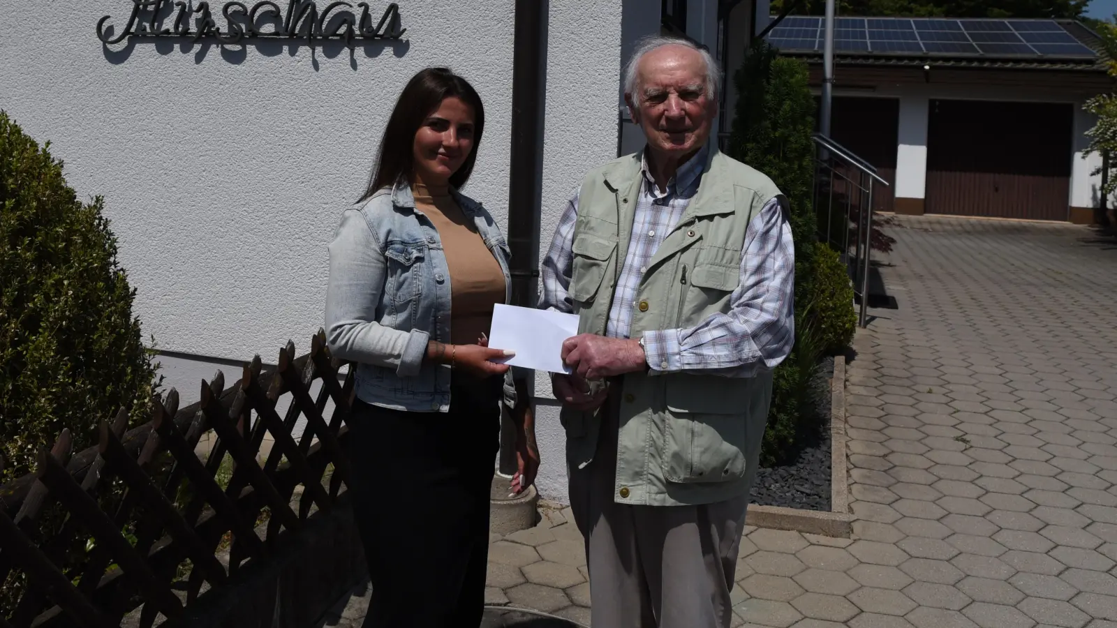 In Vertretung seiner ehemaligen Klassenkameraden übergab Adolf Schärtl die Spende an Isabel Meyer von der Pflegedienstleitung der Caritas Sozialstation Hirschau. (Bild: Markus Nagler)