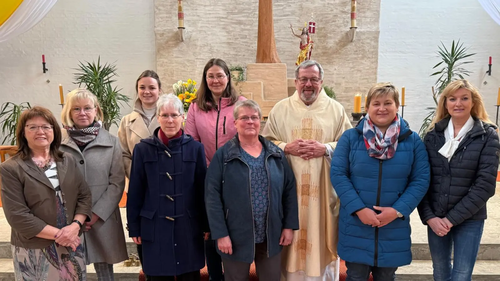 Das neue Pfarrgemeinderatsgremium von links: Sprecherin Maria Schlögl, Irmgard Kreitinger, Maria Ram, Christine Berberich, Syilvia Schärtl, Johanna Ponnath, Pfarrer Markus Ertl, Michaela Schlosser, Katja Braun. Hans Herrmann und Siegfried Krös konnten nicht vor Ort sein. (Bild: Maria Schlögl)