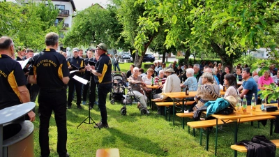 Die Brunnenserenade eröffnete der Gesangverein Etzelwang mit Chorleiter Marco Brunner (Bild: Leonhard Ehras)