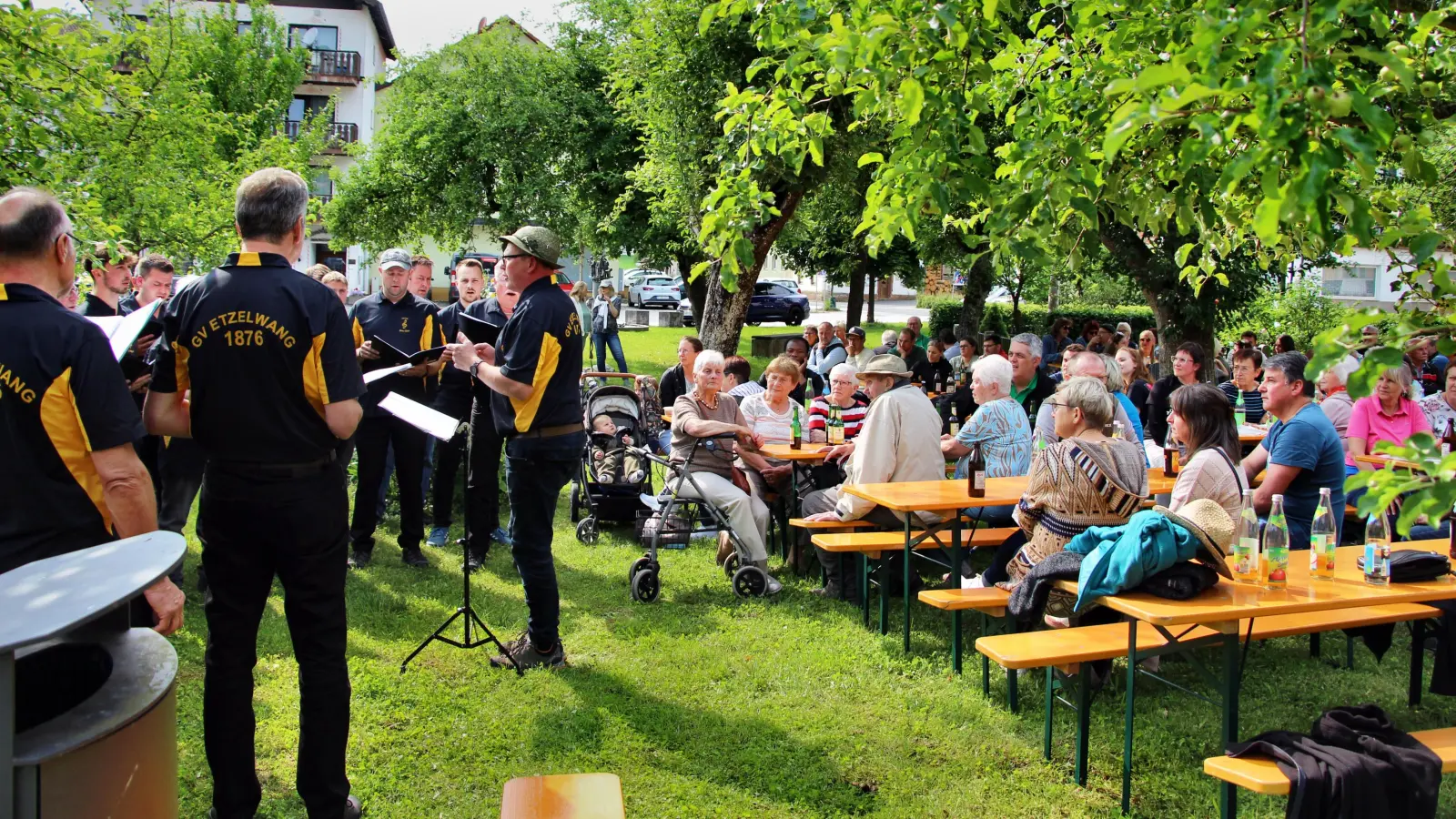 Die Brunnenserenade eröffnete der Gesangverein Etzelwang mit Chorleiter Marco Brunner (Bild: Leonhard Ehras)