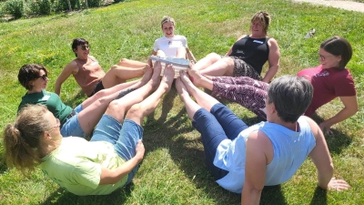 Im Kreislehrgarten Floß sammelten die Jugendbetreuerinnen und Jugendbetreuer viele Ideen, wie Kinder die Natur spielerisch mit allen Sinnen erleben können. (Bild: Maria Treiber)