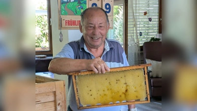 Johannes Wagner brachte viele Utensilien aus der Imkerei zum Anfassen mit. (Bild: Elke Frauenreuther)