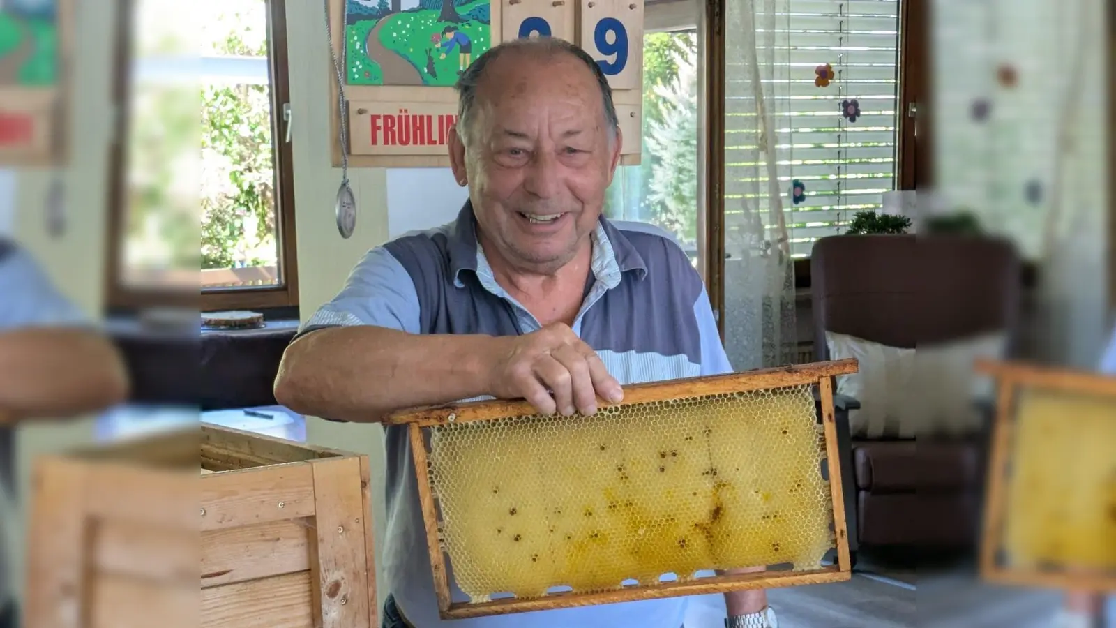 Johannes Wagner brachte viele Utensilien aus der Imkerei zum Anfassen mit. (Bild: Elke Frauenreuther)