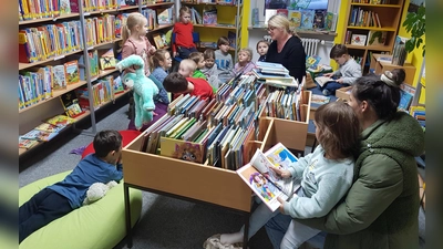 Petra Thomas las in der Katholischen Pfarrbücherei den Kindern vor. (Bild: Eva Gruber)