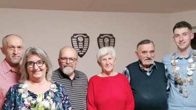 Die Schützengesellschaft Haidweiherschützen proklamiert ihre neuen Würdenträger (von links): Schießleiter Josef Haas, Schützenliesl Monika Haas, Max Grosch. Maria Horst, Hans Horst und Schützenmeister und König Fabian Haas. (Bild: Max Grosch/exb)