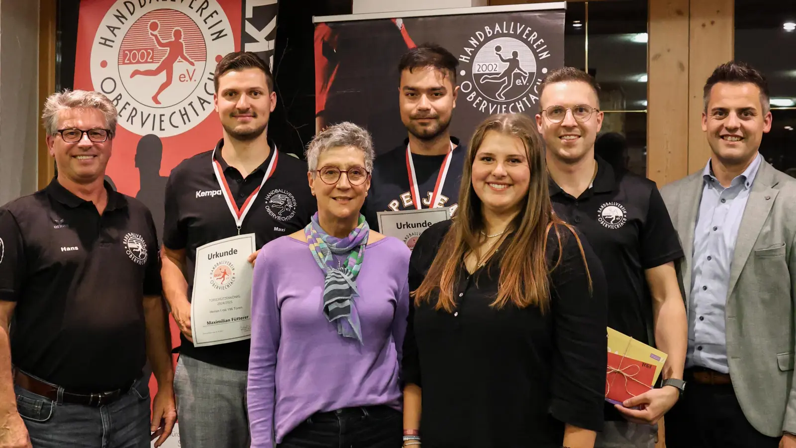 Verabschiedungen und Ehrungen standen auf der Tagesordnung der Jahreshauptversammlung des Handballvereins Oberviechtach 2002 e. V. Das Bild zeigt die geehrten Torjäger und verabschiedeten Funktionäre zusammen mit dem 1. Bürgermeister der Stadt Oberviechtach, Herrn Rudolf J. Teplitzky (Bild: Jessica Pflug)