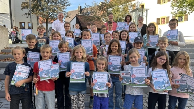 Pfarrer Hannes Lorenz freute sich über die große Teilnahme an der Ferienaktion der Pfarrbücherei St. Johannes und lobte den Leseeifer der Kinder. (Bild: Gertraud Gietl)