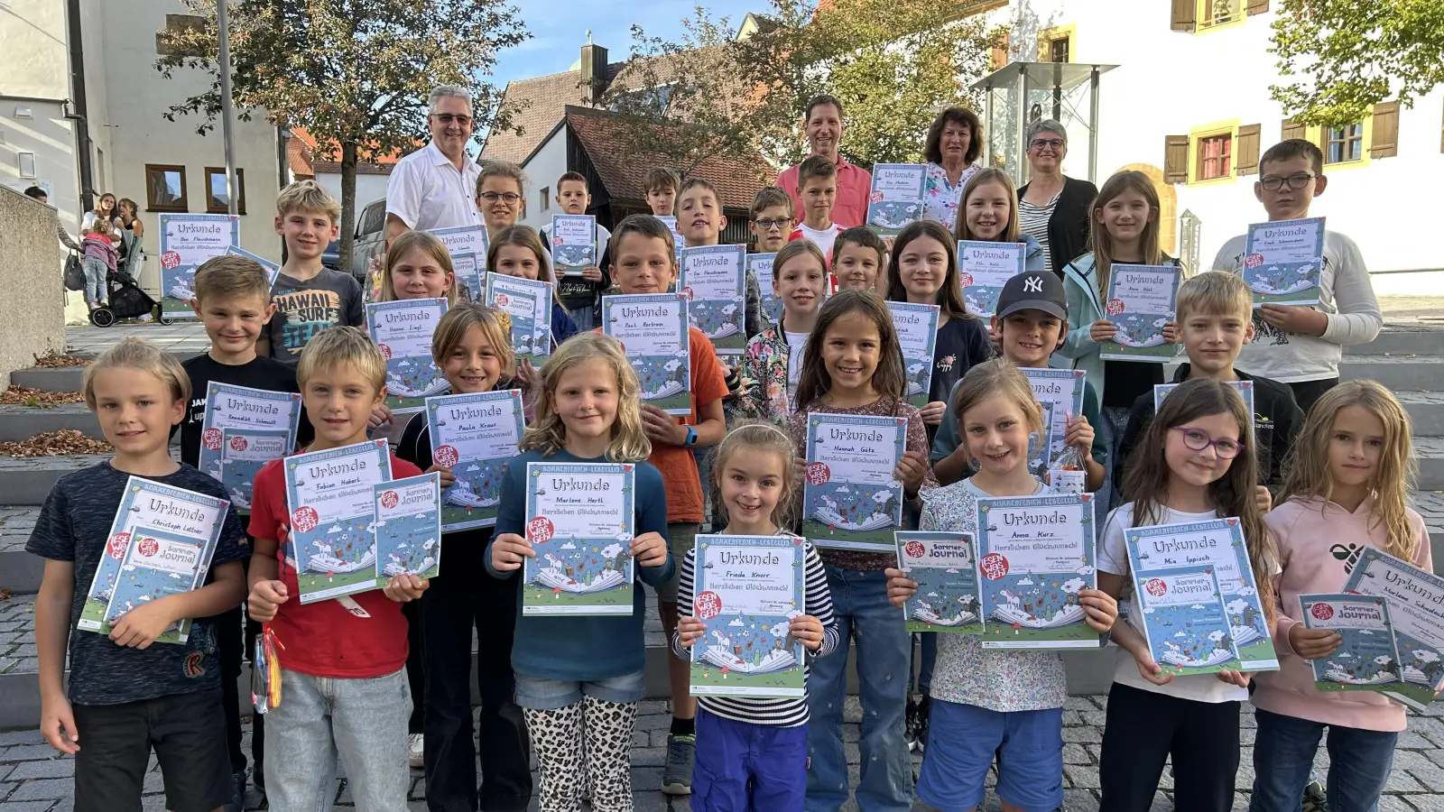 Pfarrer Hannes Lorenz freute sich über die große Teilnahme an der Ferienaktion der Pfarrbücherei St. Johannes und lobte den Leseeifer der Kinder. (Bild: Gertraud Gietl)