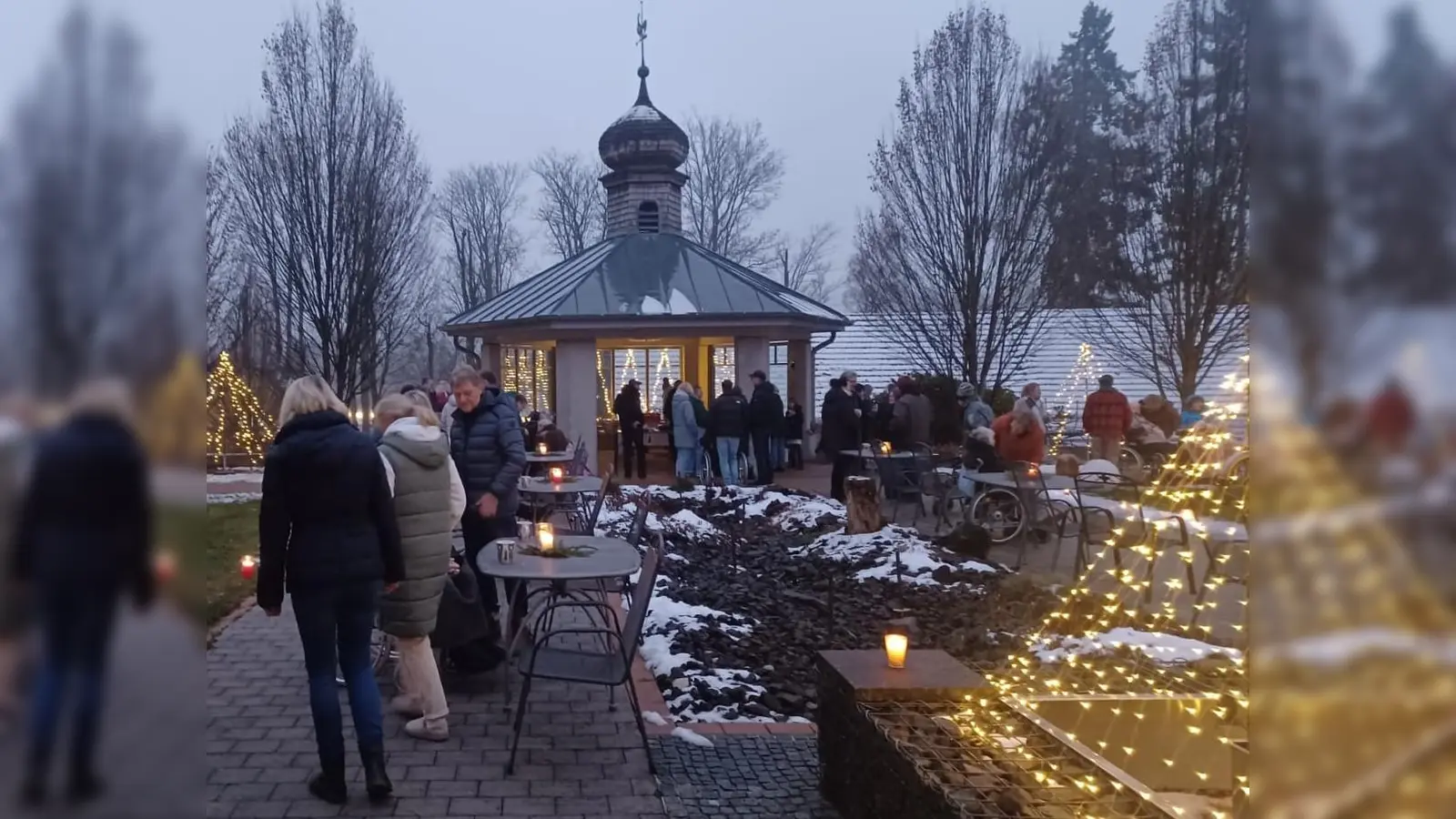 Der stimmungsvoll beleuchtete Garten lädt zum Verweilen und Genießen ein. (Bild: Michaela Mösbauer)