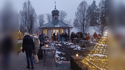 Der stimmungsvoll beleuchtete Garten lädt zum Verweilen und Genießen ein. (Bild: Michaela Mösbauer)