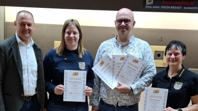 Die Träger des Leistungsabzeichens, v.l.n.r.: 1.Bürgermeister Erich Meidinger, Stefanie Kryschak, Marco Straub und Ruth Kryschak. (Bild: Armin Kryschak)