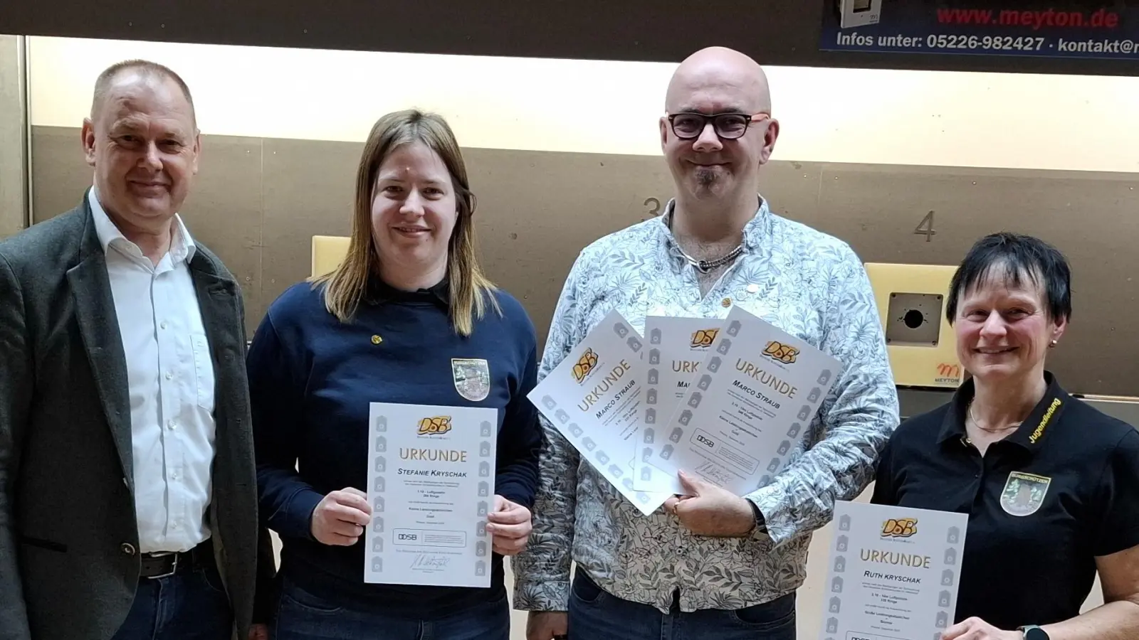 Die Träger des Leistungsabzeichens, v.l.n.r.: 1.Bürgermeister Erich Meidinger, Stefanie Kryschak, Marco Straub und Ruth Kryschak. (Bild: Armin Kryschak)