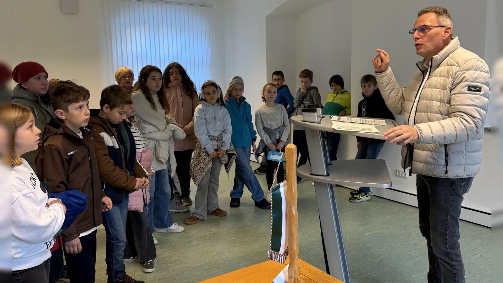 Bürgermeister Norbert Eckl erklärt den Kindern, wie eine Gemeinde funktioniert. (Bild: Christina Decker)