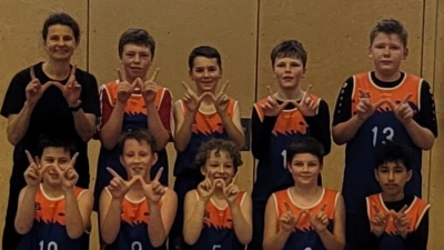 Das Team: (h. v. l.) Trainerin Barbara Meier, Johann Katens, Johannes Bierler, Tobias Hermann, Leon Schiller, (v. v. l.) Michael Rohr, Dominik Ram, David Schwarz, Max Gradl und Hasan Blasini Es fehlen: Johannes Forster, Felix Schießl und Luis Böhm. (Bild: Mia Bauer)