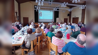 Über 75 Besucher nahmen an der Jahresauftaktveranstaltung des Seniorenkreises Mitterteich teil. (Bild: Michaela Panzer)