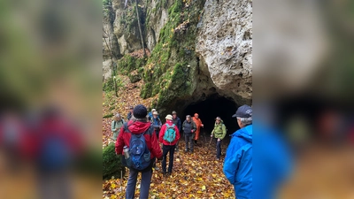 Vor den Maximillians-Wand gibt Ursa Versch (links) einen Einblick in die Zusammensetzung des Fränkischen Jura (Bild: Hans Rachwalik)