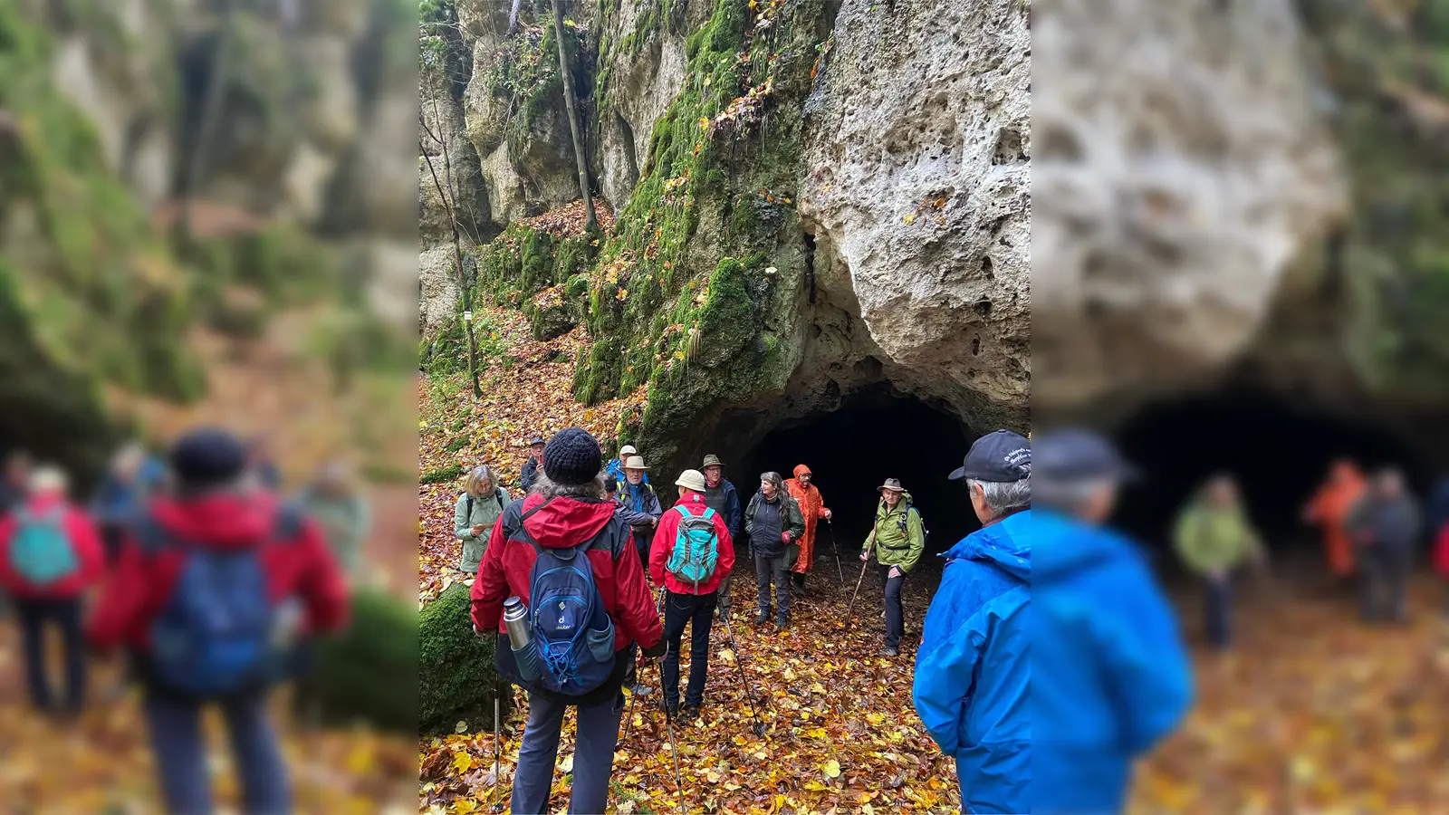Vor den Maximillians-Wand gibt Ursa Versch (links) einen Einblick in die Zusammensetzung des Fränkischen Jura (Bild: Hans Rachwalik)