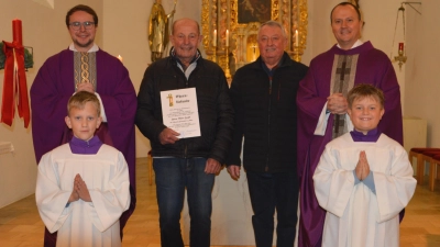 Das Bild zeigt die Ehrung von Max Graßl; von links: Kaplan Bastian Neumann, zu ehrender Mesner Max Graßl, Regional-Mesnerverbandsvors. Josef Pflug, Stadtpfarrer von Roding H. Matthias Kienberger sowie die beiden diensthabenden Ministranten.  (Bild: Jasmin Lösl-Muhr)