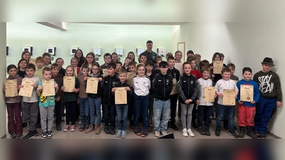 Gaujugendleiter Stefan Gradl konnte viele Nachwuchsschützen für Ihre guten Schießergebnisse mit Medailien und Urkunden belohnen. (Bild: Stefan Gradl )