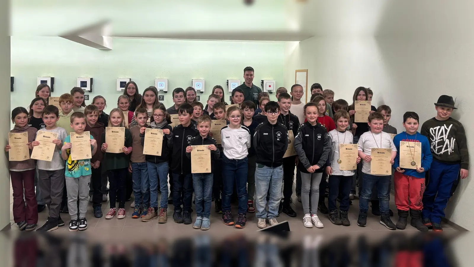 Gaujugendleiter Stefan Gradl konnte viele Nachwuchsschützen für Ihre guten Schießergebnisse mit Medailien und Urkunden belohnen. (Bild: Stefan Gradl )