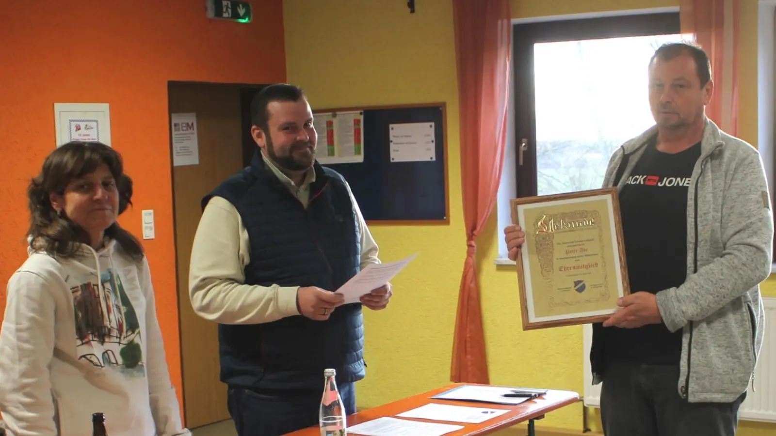 Nach 25 Jahren im Schriftführeramt und als Dank für viele weitere Verdienste ernannte der SC Schwarzenbach (von links: die Vorsitzenden Martina Breundl und Patrick Gebhardt) Peter Ade zum Ehrenmitglied. (Bild: Bernhard Piegsa)