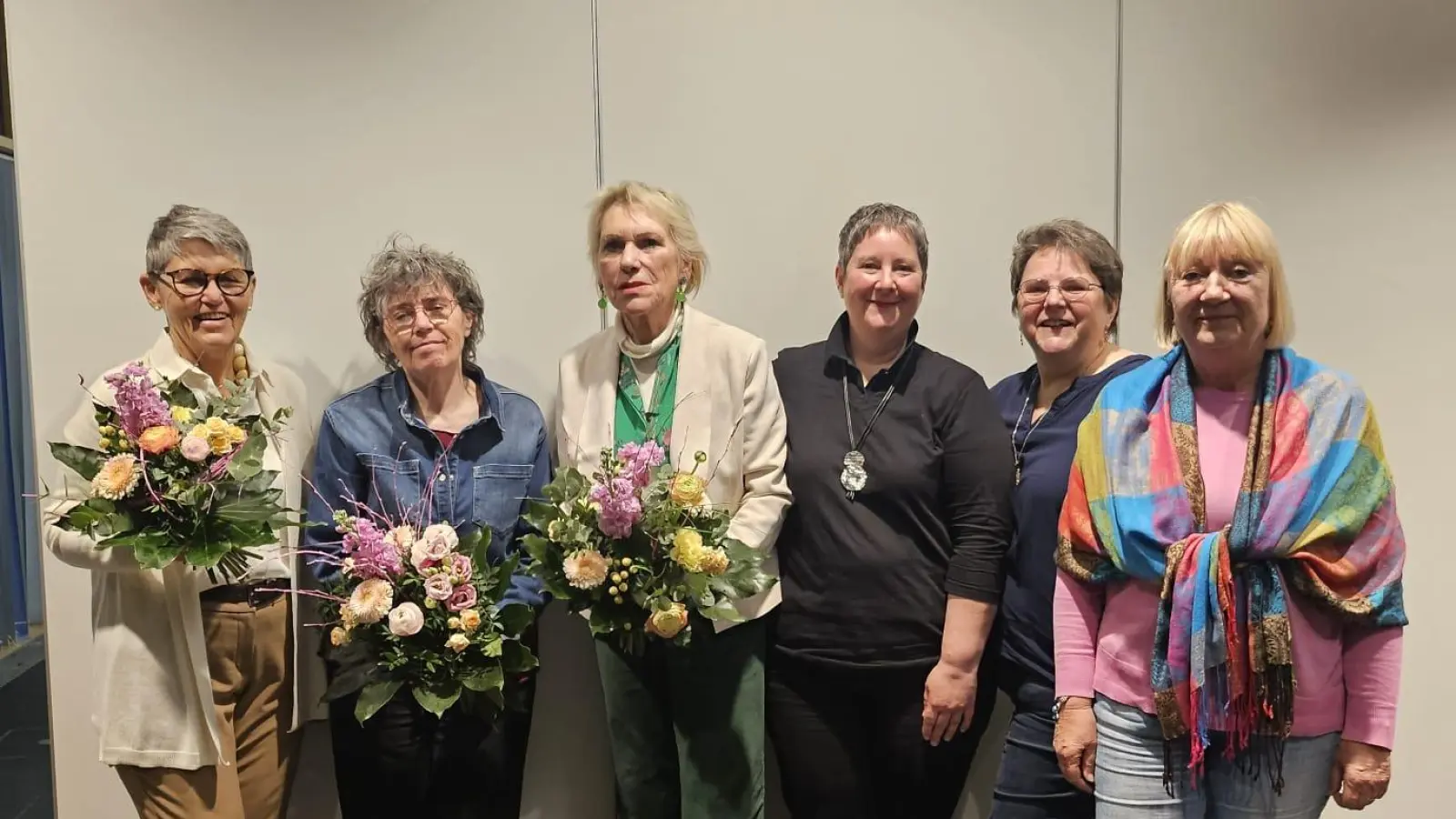 v. links: Monika Erdmann, Kassier, Ernestine Dietl-Nielsen, scheidende Sportwartin, Eva Freifrau von Podewils scheidende Präsidentin, Andrea Kriegelstein neue Präsidentin, Sabine Lachnitt stellv. Präsidentin, Susi Lerch Sportwartin. (Bild: Inge Schneider)