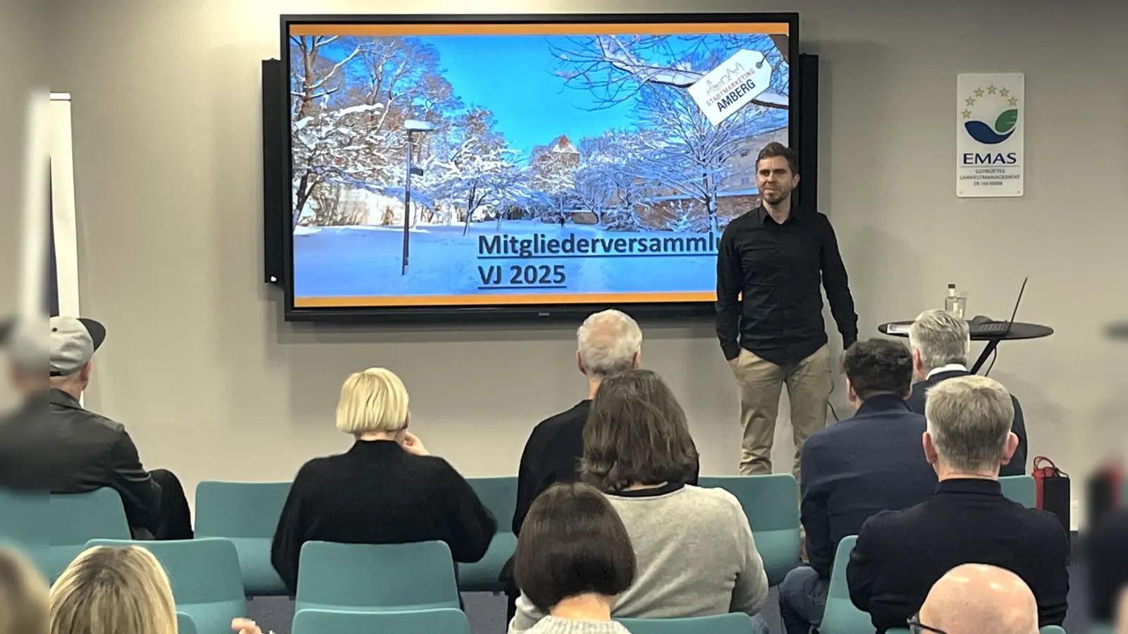 Vorsitzender Stefan Mühleisen hieß die Mitglieder des Stadtmarketingvereins zur diesjährigen Mitgliederversammlung im Energiekompetenzzentrum der Stadtwerke willkommen. (Bild: Susanne Schwab)