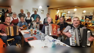 Besinnliche Töne erklangen beim Wirtshaussingen des HAK in Kötzersdorf mit den Musikanten aus der Region.  (Bild: Monika Fink)