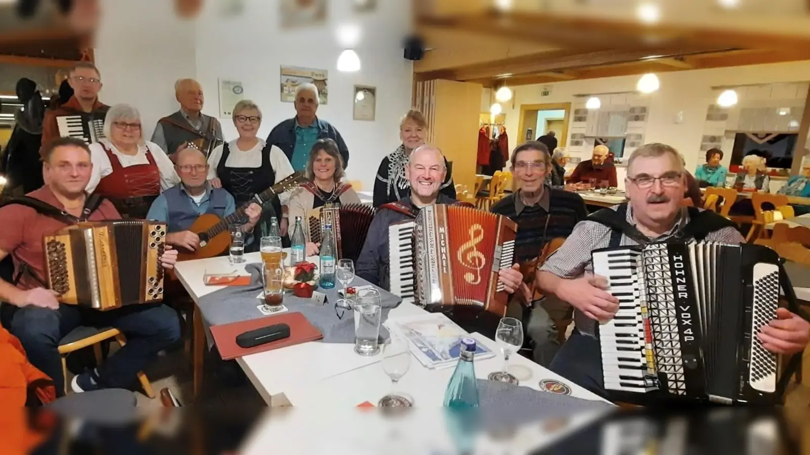 Besinnliche Töne erklangen beim Wirtshaussingen des HAK in Kötzersdorf mit den Musikanten aus der Region.  (Bild: Monika Fink)