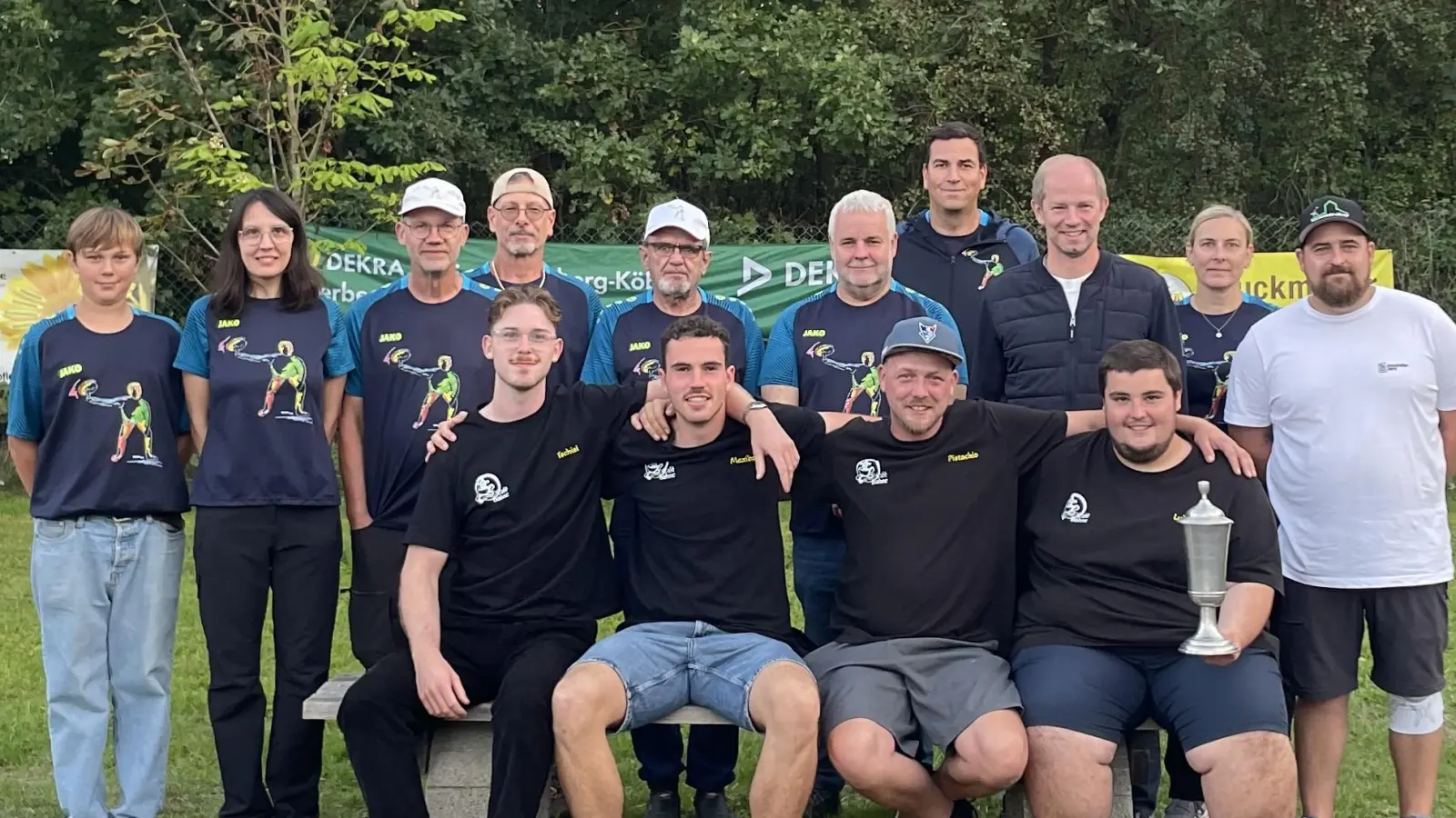 Siegerfoto (vorne: Team „Eis am Stiel”, hintere Reihe: die Teams „Holzwurm 1” und „Holzwurm 2”, ganz rechts im Bild: 1. Vorstand Johannes Ponnath, links neben ihm: 1. Bürgermeister Konrad Kiener) (Bild: Pia Schweiger)