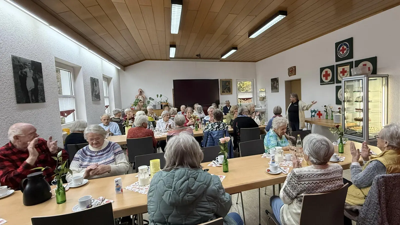 Die Leiterin Wohlfahrts- und Sozialarbeit der Bereitschaft Erbendorf im BRK, Monika Zimmerer, begrüßt die Gäste beim Generation-Gold-Kaffeekranzl im Rot-Kreuz-Zentrum. (Bild: Sven Lehner)