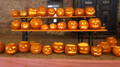 Kreativ waren die Kinder bei der Gestaltung der Kürbisse (Bild: Martina Fischer)